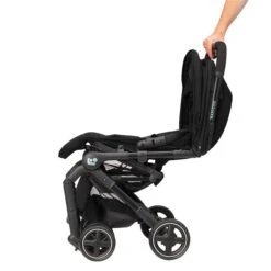 Maxi-Cosi Lara2 Buggy Essential Black -Bester Babyprodukte Geschäfte 1233672112 2021 maxicosi stroller lara2 essentialblack side onehandfolding