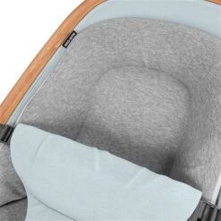Maxi-Cosi Kori Wippe Essential Grey 16 Maxi-Cosi Kori Wippe Essential Grey -Bester Babyprodukte Geschäfte 2835050110u1y2020 2020 bouncer kori grey essentialgrey newbornpillow side
